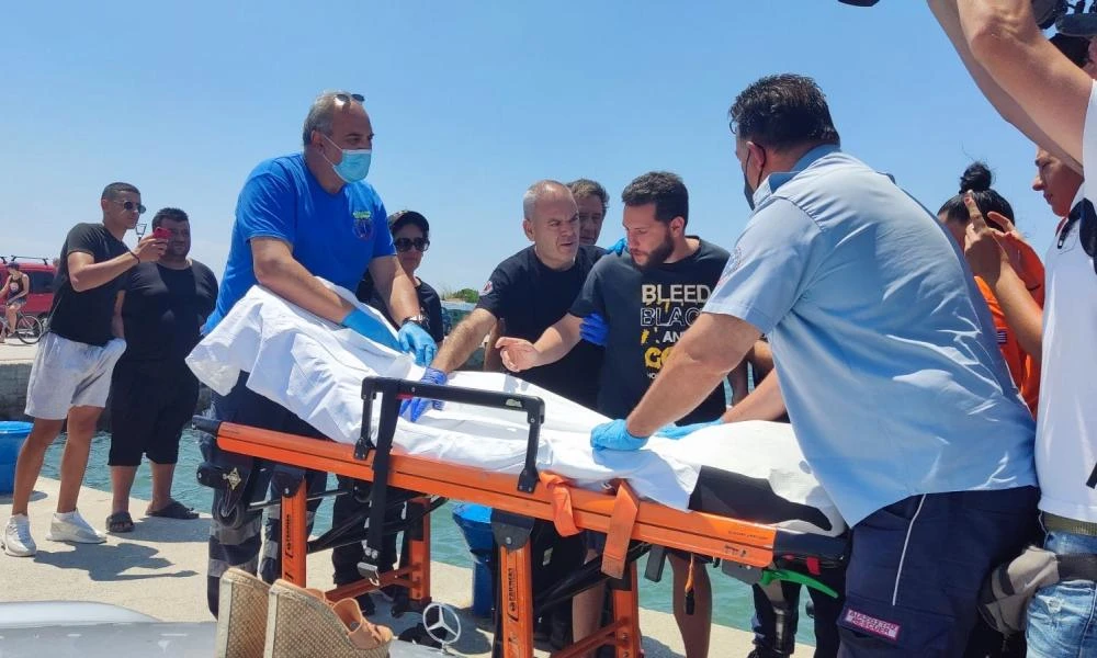 Η στιγμή που ο 30χρονος πάτησε στεριά στη Χαλκιδική: Κολυμπούσε 19 ώρες